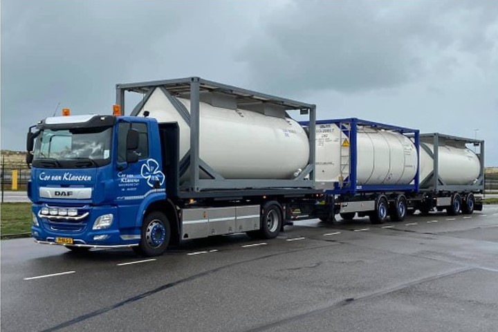 Deze LZV vervoert uitsluitend lege tankcontainers. Dit is dus toegestaan. Het vervoer van beladen tankcontainers is dat niet.